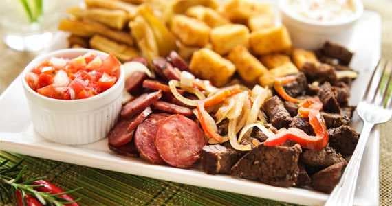 Restaurante de especialidades nordestinas variadas à la carte, em ambiente rico em temas da cultura do sertão.
