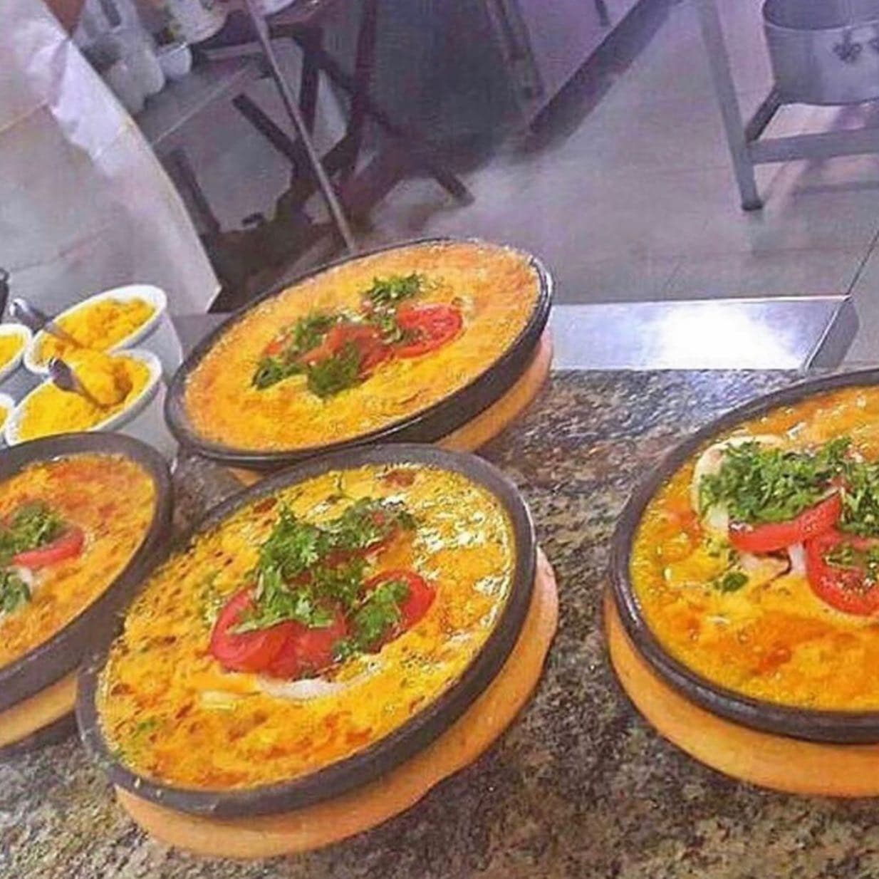 Caranguejos, lambretas, moquecas e peixes, além de cervejas e música ao vivo, em restaurante rústico na praia.