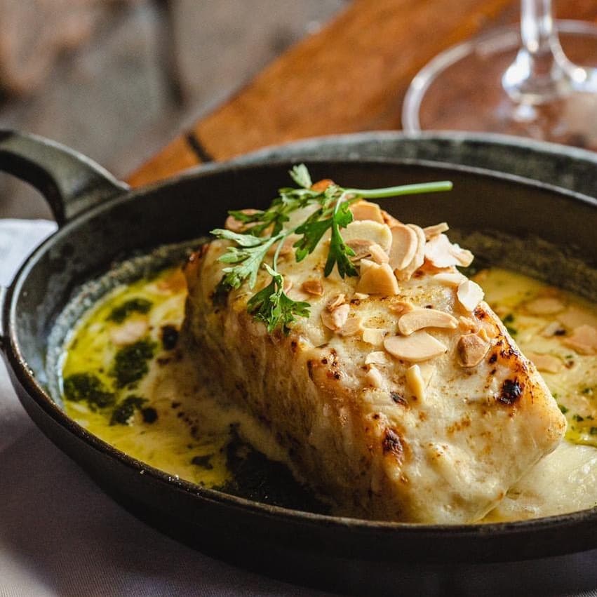 Gastronomia brasileira e internacional com toques criativos, além de drinques, em ambiente rústico-chique.