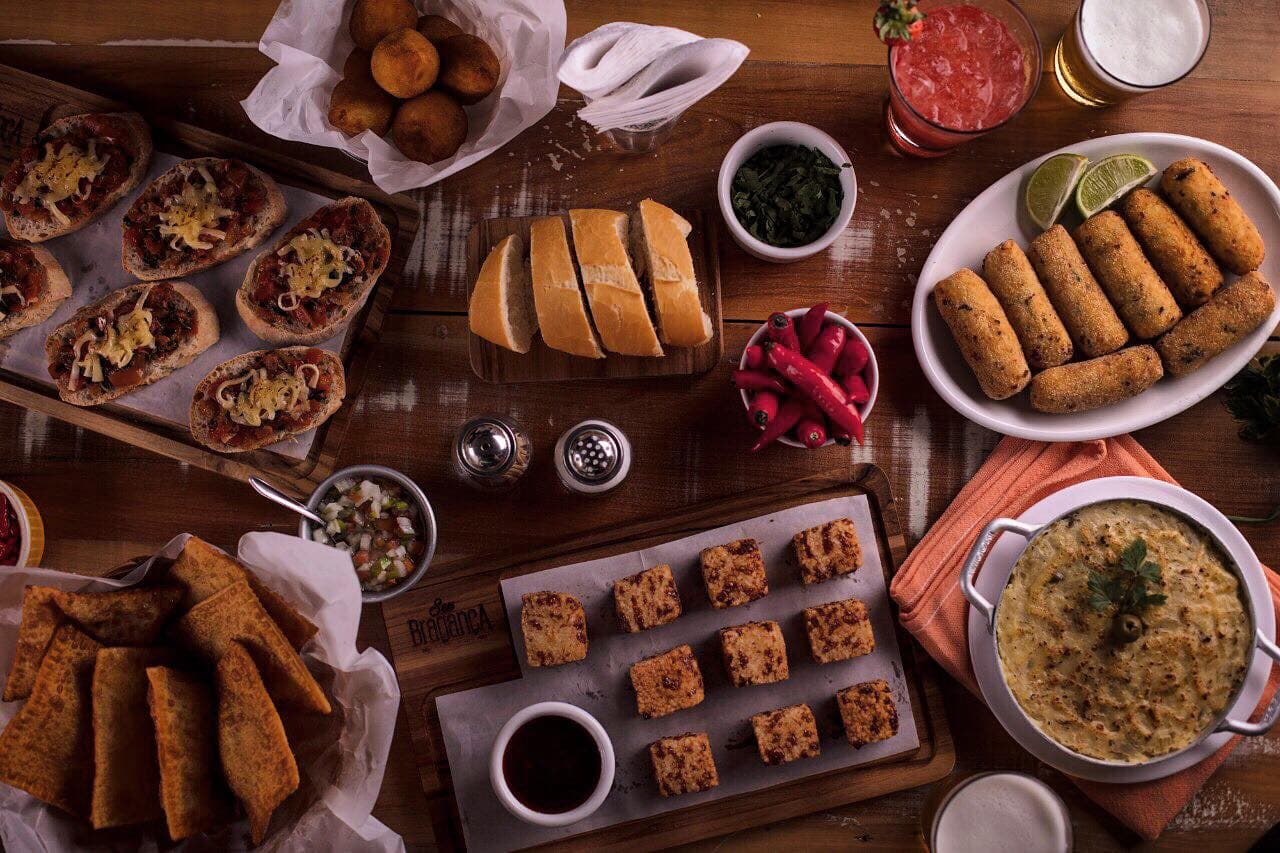 Inspirado no Rio de Janeiro, a casa serve petiscos, sandubas, pratos e chopes, em espaço relaxado e acolhedor.