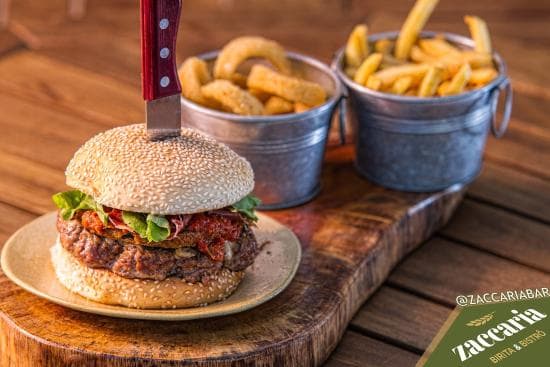 Sanduíches e comidinhas especiais, além de chopes e coquetéis, em boteco contemporâneo com mesas externas.