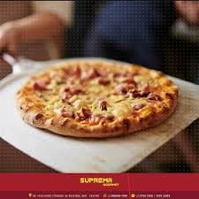 Cantina convidativa de notas descoladas serve pizzas de ingredientes especiais e com bordas recheadas.