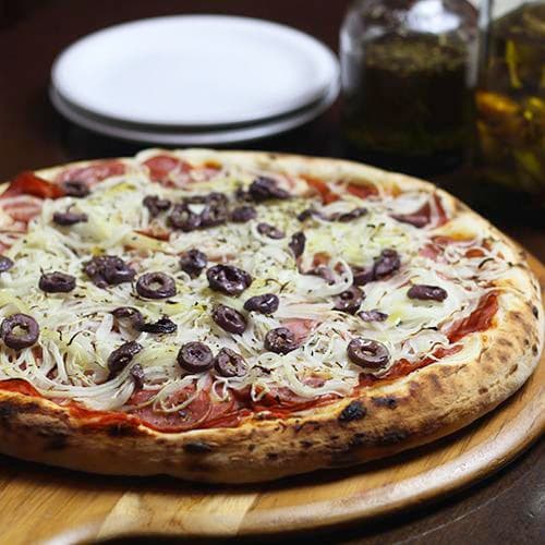 A Casa São Paulo serve a tradicional pizza paulistana. Massa fresca aberta na hora, molho de tomates italianos, generosa na cobertura, borda alta, massa média e assada no forno a lenha. Aproveite!