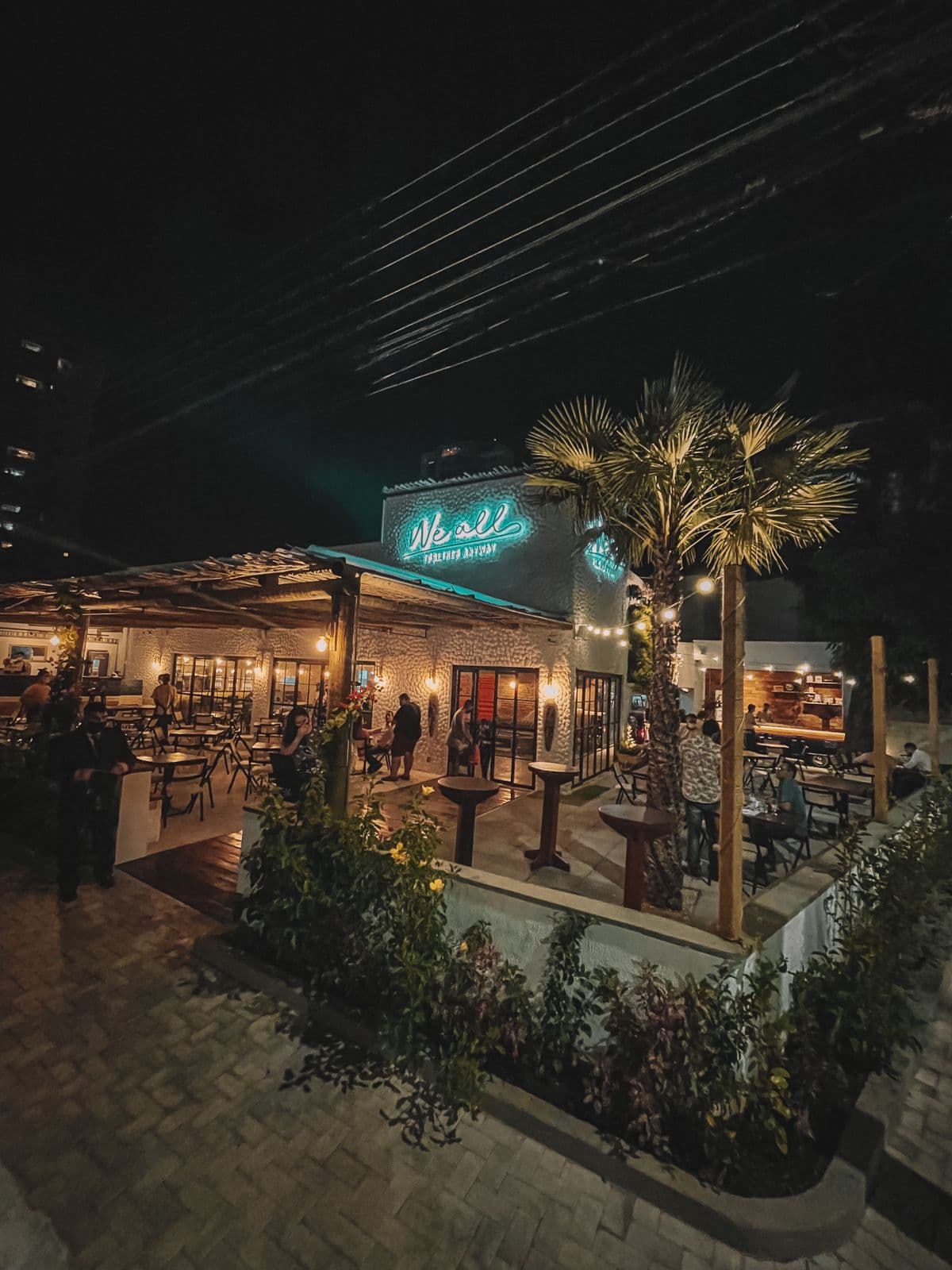 O We All tem como objetivo a criação de ambiente acolhedor, agregador, multifacetado, multitemático, descolado e descontraído, que gere experiências diversas, que cria uma sensação de além de um happy hour, mas sim de verdadeiras férias momentâneas.