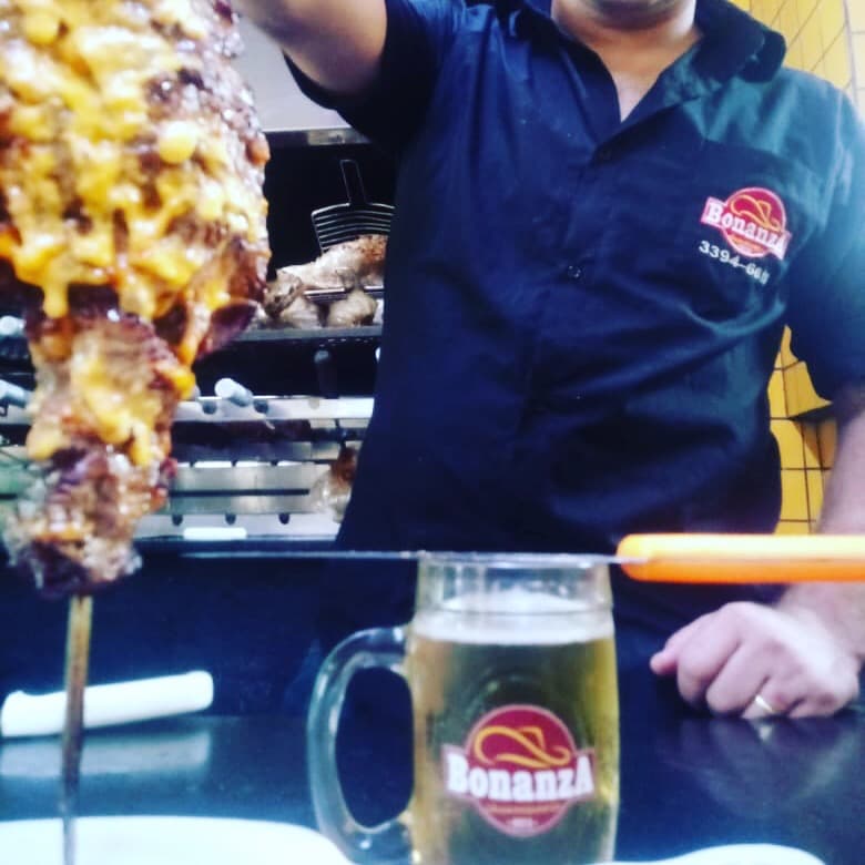 Espetos de carnes diversas e amplo buffet de pratos variados, em churrascaria descontraída e familiar.