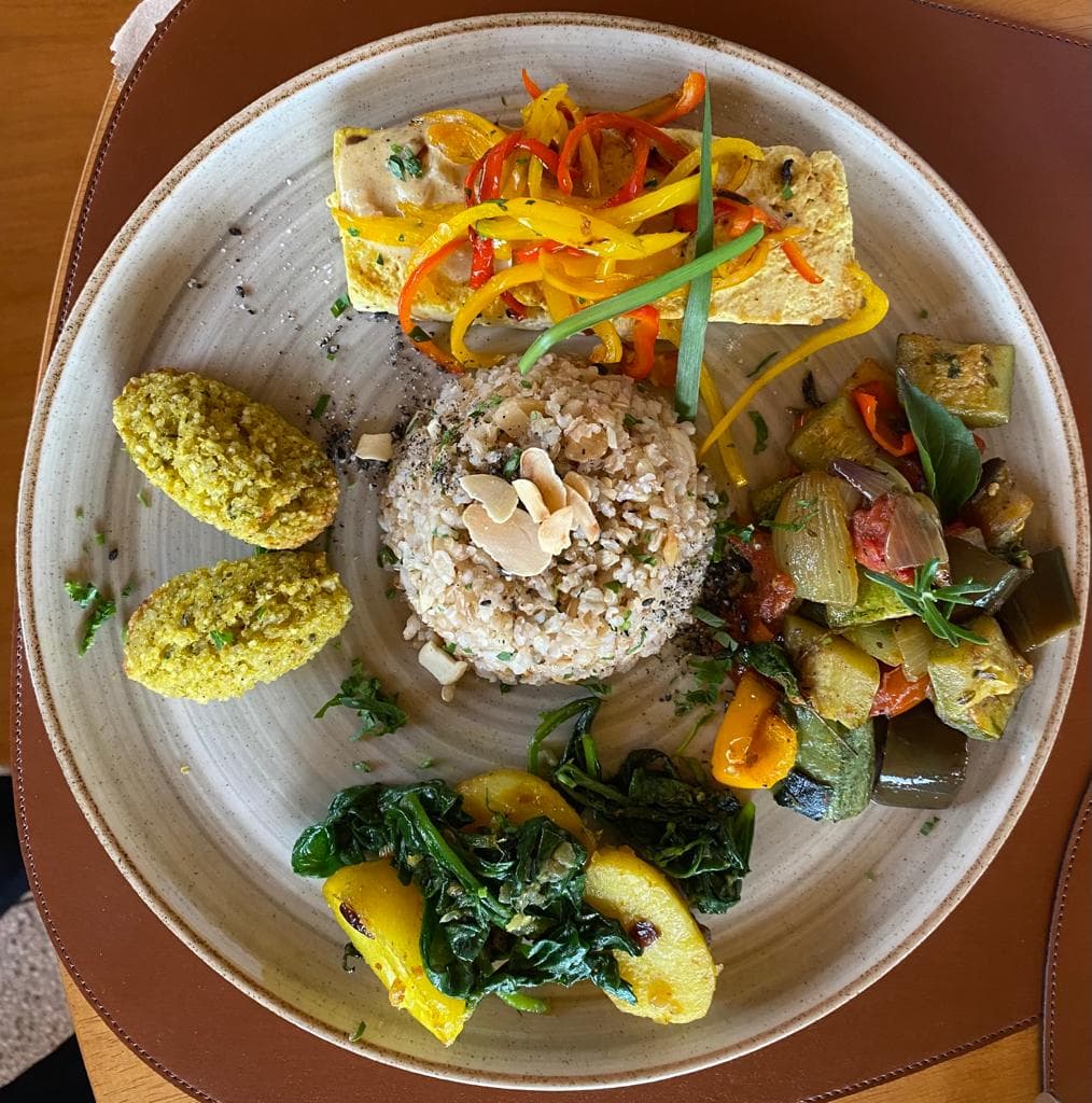 O Cura - cozinha orgânica está no Jardim Botânico com uma proposta ousada, construída sobre um conceito bem simples: servir alimentos sem veneno, preparados com cuidado e harmonia para proporcionar refeições saborosas, surpreendentes e adequadas a uma digestão saudável.