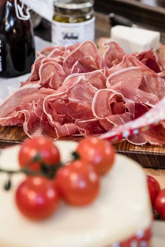 O Empório Pata Negra é a primeira Jamoneria do Brasil, oferecendo uma experiência única que combina tradição, sabor e excelência. Localizado no histórico bairro do Ipiranga, em São Paulo, o Empório é um destino obrigatório para os amantes da gastronomia espanhola, oferecendo produtos de altíssima qualidade e um ambiente acolhedor.