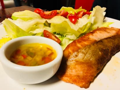 Clássica italiana de qualidade comprovada, com fermentação natural, farinha de trigo 00 (mais ﬁna, moída até três vezes), coberta com molho de tomate de baixa acidez (tomate pelati italiano), mozarela de alta qualidade e azeite de oliva extra virgem.