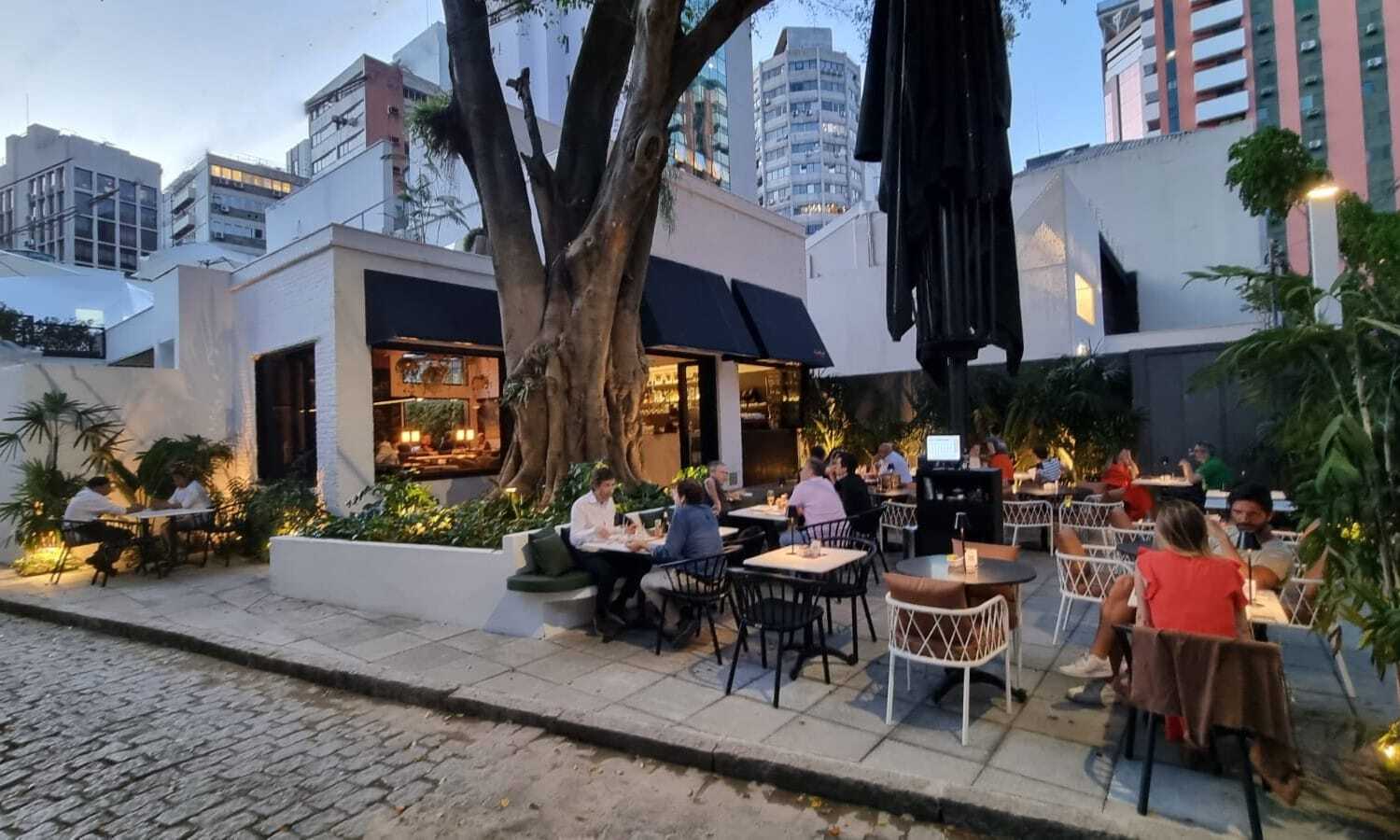 O Itaim tem as portas abertas. Foi nossa segunda unidade de rua, e desde sua abertura trabalhamos para que quem passa por lá se sinta revigorado depois da visita.
Se você quer tomar o café da manhã no jardim, fresco e iluminado; almoçar ou jantar na área do bistrô; ou fazer um Happy Hour com seus convidados no charmoso mezanino, será recebido por uma equipe com o clima de família