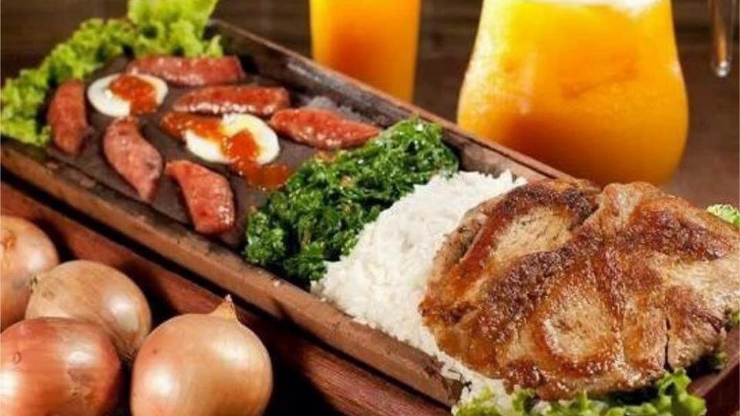 Bar gastronômico descontraído com mesas externas e sacada no mezanino tem porções e pratos finos individuais.