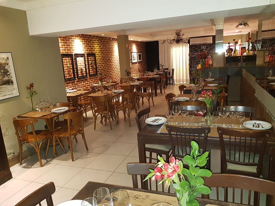 Restaurante serve carnes e massas à italiana com opções de pizzas variadas em espaço fino e aconchegante.
