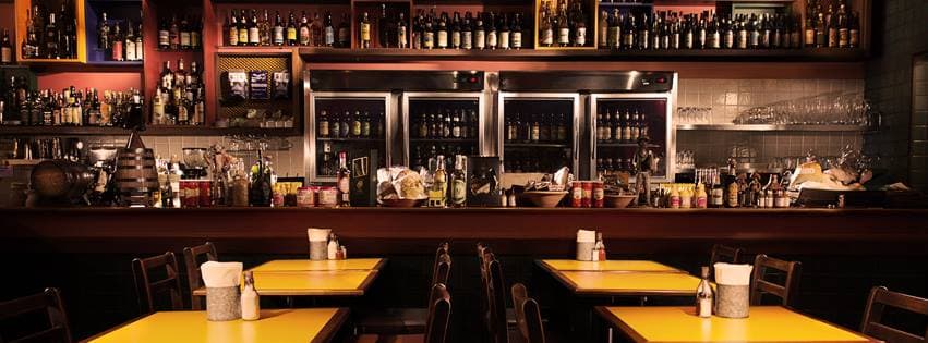O Mocotó é um restaurante de comida sertaneja localizado na Vila Medeiros, zona norte de São Paulo. Foi fundado como uma casa do norte, em 1973, por José de Almeida e hoje é dirigido por seu filho, Rodrigo Oliveira. Aqui acontece o encontro da cozinha sertaneja com a inovação proposta por Rodrigo. Entre seus conceitos centrais está a inclusividade. Uma experiência para todos, num restaurante que acolhe os mais diferentes paladares, níveis sociais e culturais. Uma cozinha que, como define Rodrigo Oliveira, é feita com os olhos no mundo e os pés sempre firmados no sertão. O reconhecimento do trabalho veio de diferentes direções. Ocupa o 43º lugar na lista dos melhores restaurantes da América Latina pela revista britânica Restaurante, recebeu o selo de Bib Gourmand pelo Guia Michelin e o prêmio de Restaurante Bom e Barato pela revista Veja São Paulo.