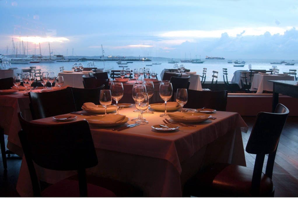 Restaurante refinado, projetado por arquitetos aclamados, serve a cozinha contemporânea fina com vista do mar.