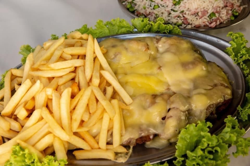Churrascaria especializada em picanha também oferece pescados, porções e chope, em salão rústico e arejado.