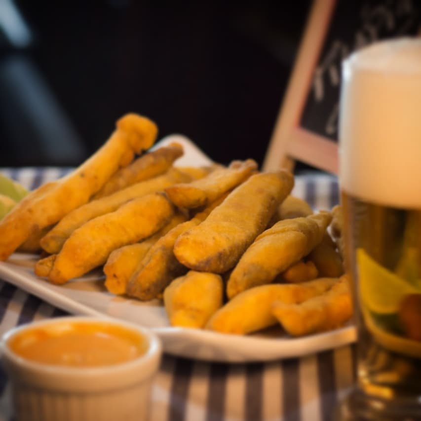 O Gusto´s tem como proposta um ambiente que mistura a gastronomia, esporte e músicas ao vivo pra curtir, trazer os amigos e familiares. Nosso cardápio trás o sabor da família Gusto´s para as tradicionais porções de boteco.
