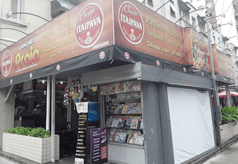 Boteco na avenida em frente a praia.
