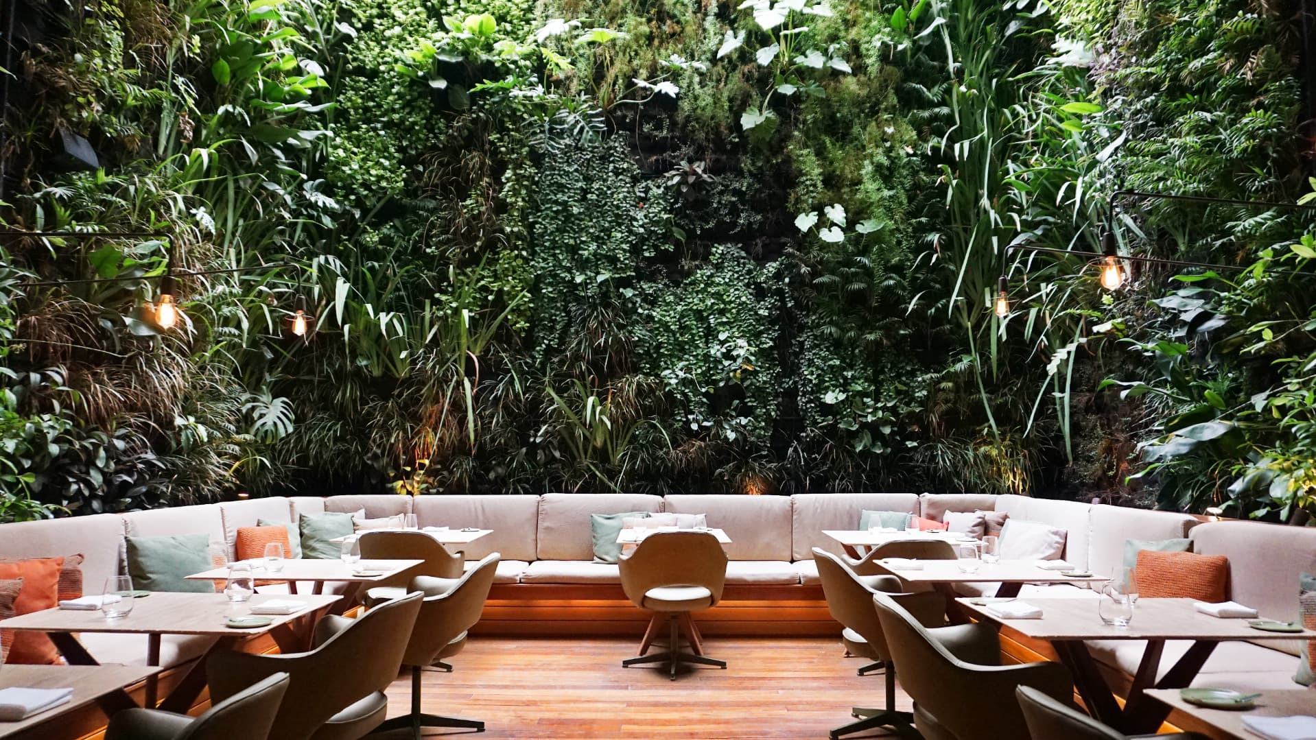 O elegante Restaurante Emile culinária contemporânea criativa e delicada. O menu valoriza pequenos produtores locais, usa produtos frescos e artesanais e tem um forte vínculo com o mar. 
Dividido em dois ambientes, com um clima aconchegante, um enorme jardim vertical reproduz a sensação da Mata Atlântica ao redor das mesas.
Neste clima, os clientes se sentirão conectados à natureza exuberante da cidade Maravilhosa em um ambiente discreto, acolhedor, com um serviço amigável e atencioso.