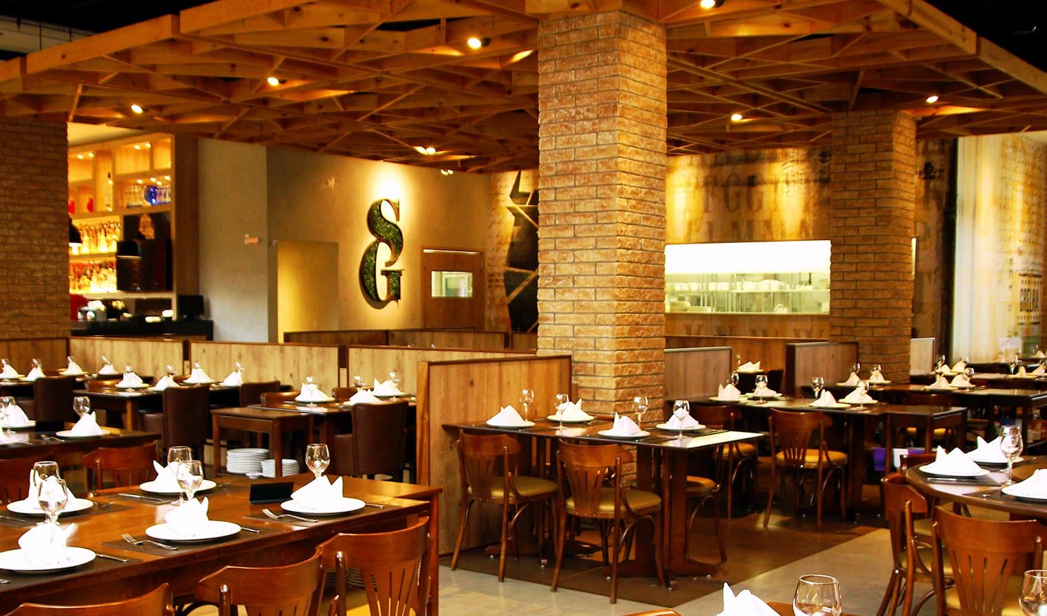 Especializado em grelhados, o Restaurante Santa Grelha abriu suas portas no ano 2000 e desde então vem encantando seus clientes, oferecendo cortes de altíssimo padrão e pratos inovadores. Consagrado como um dos restaurantes mais premiados e Fortaleza, o Santa Grelha acumulou os prêmios de melhor carne da cidade nos anos de 2001, 2003, 2004, 2005, 2010, 2012 e 2013 pela revista Veja Comer e Beber .