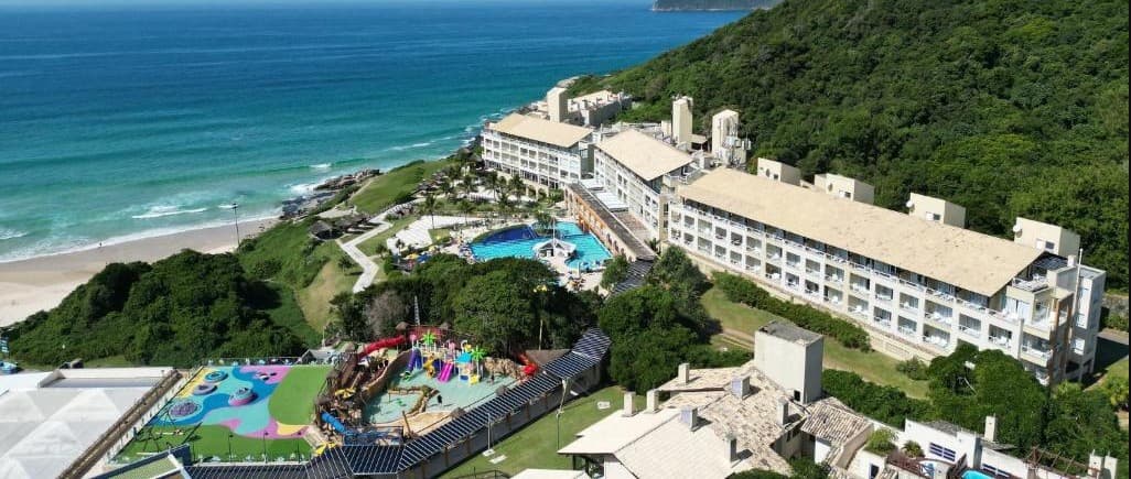 Do café da manhã ao jantar, é o principal espaço gastronômico do Costao.

Com cardápios variados e atualizados diariamente, nossos buffets oferecem saladas, pratos quentes e frios, pães, doces e muito mais, sempre com ingredientes sazonais e frescos.

De frente para o mar, o restaurante abre suas portas diariamente.