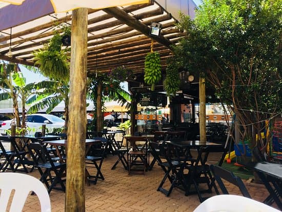 Restaurante acolhedor boêmio e estiloso com sacada serve porções mistas e pratos consagrados individuais.