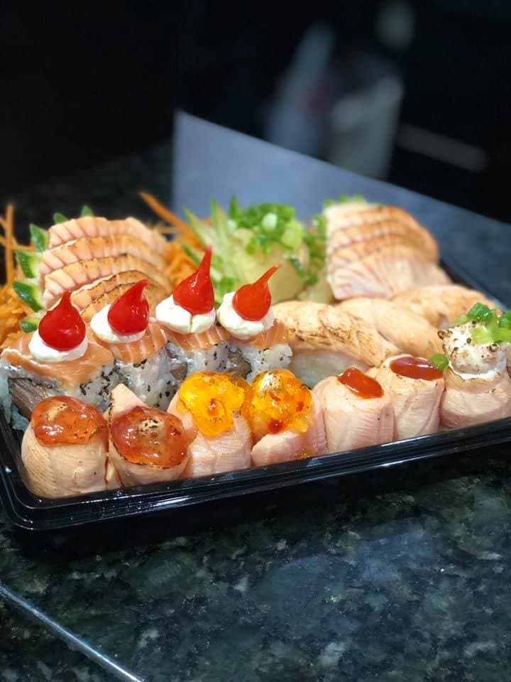 Sushis e sashimis, além de temakis, espetinhos e bebidas alcoólicas, em espaço rústico com serviço de entrega.