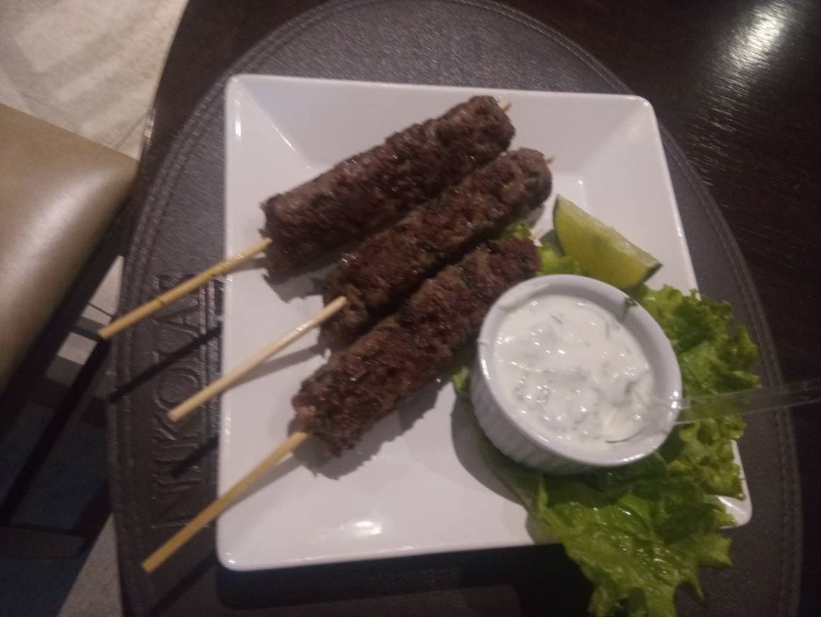Churrasco com destaque ao filé com fritas, caneloni, bolinhos, drinques e porções, clima familiar e eventos.