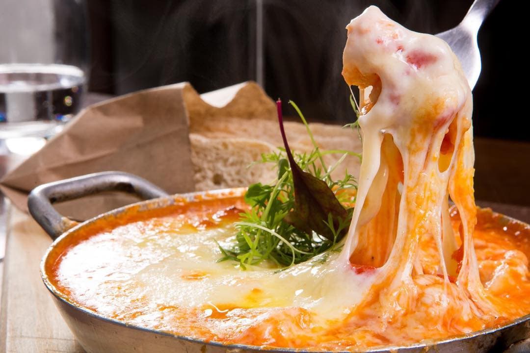 A alta gastronomia variada de chef criativo em ambiente descontraído e intimista com terraço ao ar livre.