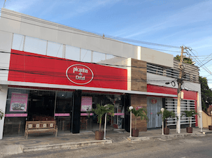 Especializada em picanha na pedra e rodízios de pizzas e massas, com amplo salão, playground e música ao vivo.