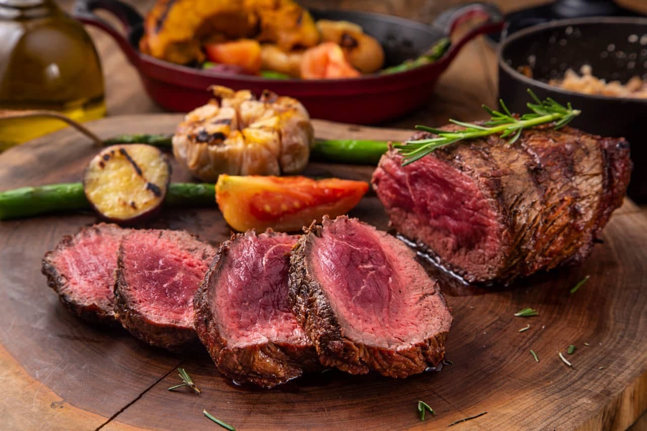 Somos uma das mais conceituadas casas de carnes no país e ficamos famosos por nossa Parrilla Premium, cortes de carnes nobres especialmente selecionados, excelência na carta de vinhos e ofurô de cervejas.

Nos conheça mais:
https://www.pobrejuan.com.br/
https://www.instagram.com/restaurantepobrejuan/
https://www.linkedin.com/company/pobre-juan/