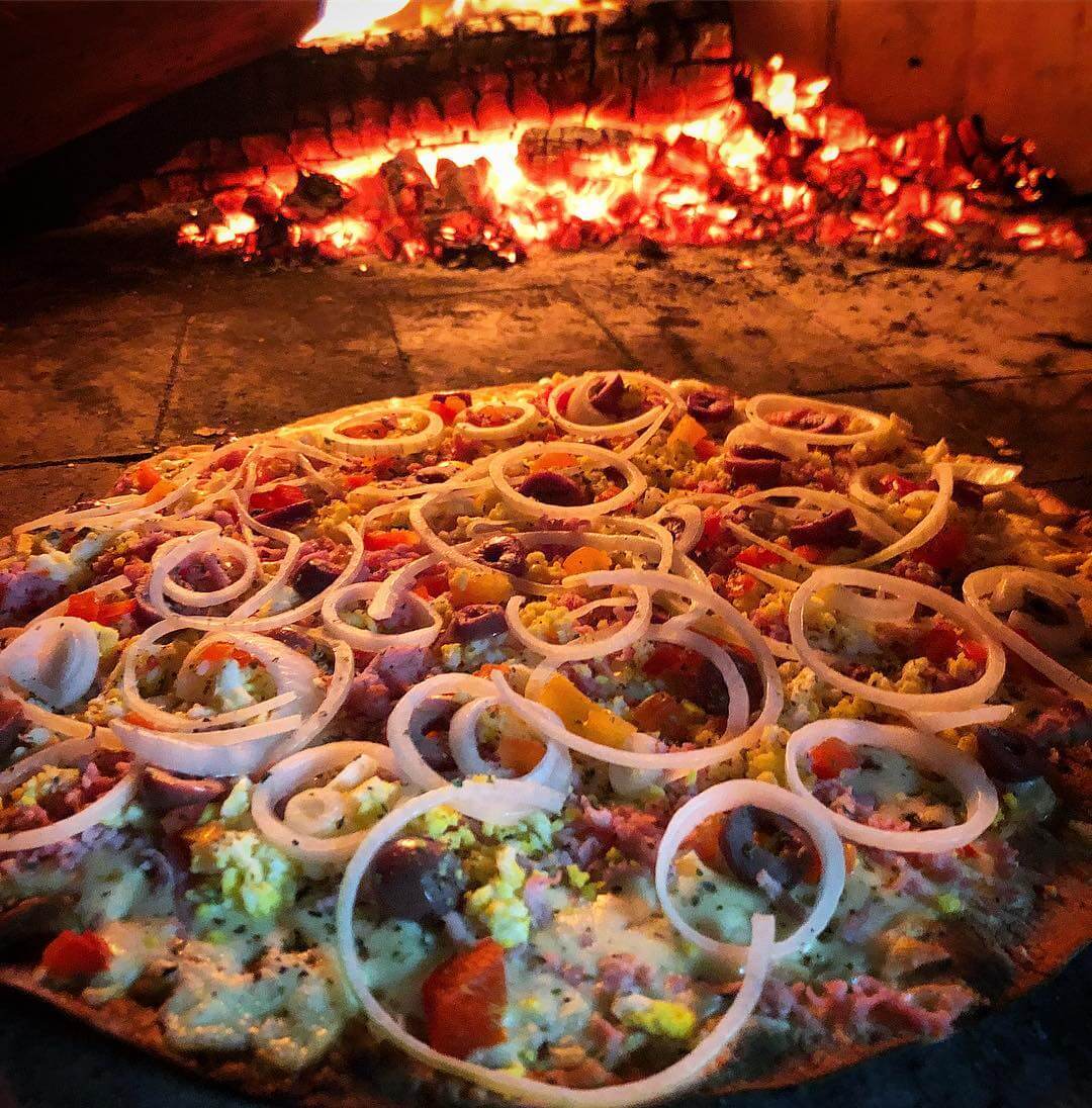 Poço Azul, Bicho Grilo e outras pizzas artesanais inspiradas na Chapada Diamantina, em ambiente descontraído.