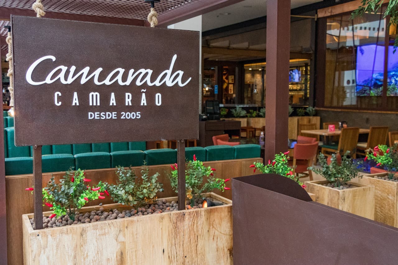O Camarada Camarão é um restaurante informal, rústico e elegante, decorado com lembranças do mar que inaugurou sua primeira operação em dezembro de 2005 no bairro de Boa Viagem, em Recife-PE. Em 2011, já com um bom recall de marca na cidade e uma operação bem amadurecida, o Grupo Drumattos , empresa-mãe do Camarada Camarão, inicia um projeto de expansão nacional e inaugura sua primeira unidade fora do Recife. Surge então o Camarada no Rio Design na Barra, um dos mais conceituados shoppings cariocas. Em Janeiro de 2014 se inaugura o Camarada Camarão em um dos maiores centros de compras da América Latina, o Shopping Recife. Já em 2016, a família Camarada ganhou mais uma unidade no Rio de Janeiro, inaugurada em Maio no New York City Center, na Barra da Tijuca. Em novembro de 2017, nasce o quinto restaurante Camarada Camarão, a terceira unidade no Recife e nosso maior restaurante, localizada no RioMar Recife.