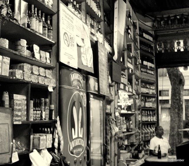 Local modesto para beber e dançar com opções variadas da culinária brasileira e mais de 50 tipos de cachaça.