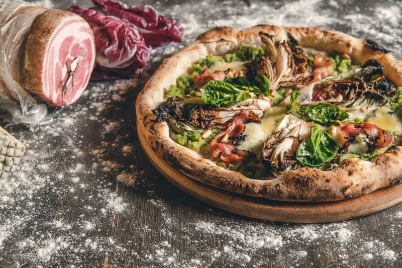 A Baco Pizzaria foi inaugurada por Gil Guimarães em 1999 na  Quituart, uma feira de gastronomia, em Brasília. 
Ao longo desses anos nosso lema foi o apoio e uso de produtos Artesanais  e a busca da pizza perfeita. Foram mais de 15 prêmios da melhor pizzaria de Brasília e duas vezes a melhor do Brasil.