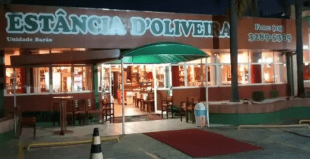 Grande variedade no buffet do almoço, rodízios de pizzas e massas, muitas sobremesas, em ambiente acolhedor.
