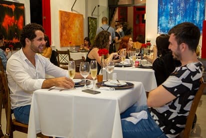Um jantar inesquecível elaborado a 4 mãos, projeto idealizado pelos amigos e cozinheiros Fernando Campos e Fernanda Netto onde trazem em sua segunda edição pratos elaborados para uma intensa imersão gastronômica, insumos frescos e orgânicos de produtores locais e artesanais combinados em pratos únicos e deliciosos.

Tudo é pensado para que a experiência seja única e muito prazerosa, pensamos em todos os detalhes para que nossos convidados embarquem em nosso processo criativo desde a seleção de ingredientes até a finalização e serviço dos pratos.

Incluso : Menu completo ( entradas + prato principal + sobremesa )

Bebidas alcoólicas e não alcoólicas.

Parceiro : @livimport

O convidado recebe no dia anterior a localização do jantar que é
itinerante.

Um projeto cheio de carinho, afeto e excelente gastronomia.



Sinta-se em casa.

Todas as normas de prevenção ao COVID-19 serão tomadas pela nossa
equipe.