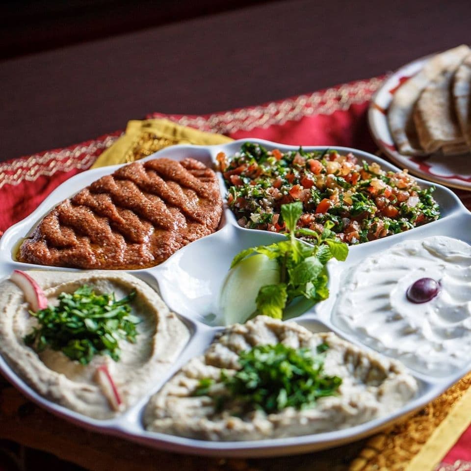 Le Liban é uma casa aberta em Março de 2007, este empório busca resgatar a originalidade da culinária árabe em Curitiba. São mais de 400 itens para consumo entre produtos árabes importados, como especiarias, bebidas, Narguiles, pães, doces, livros, objetos decorativos e todas as delícias do cardápio. Os sanduíches são a especialidade, entre eles o delicioso Falafel feito com fava e grão de bico e o tradicional Chawarma feito com alcatra fatiada temperada e molho Tahine. De sobremesa você pode degustar os mais variados doces, como Baklewa, Namura, Mamul de nozes e Tâmaras entre outras delicias.