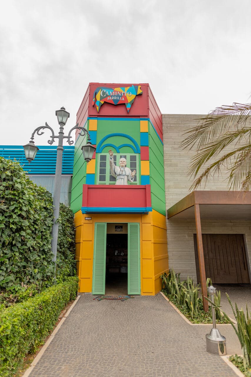 O projeto arquitetônico do Caminito foi inspirado na rua-museu, atração turística no bairro de La Boca, em Buenos Aires. Quando você visita nossa parrilla, te transportamos para a capital da Argentina pelo ambiente e pelo sabor.  


*As reservas possuem 15 minutos de tolerância