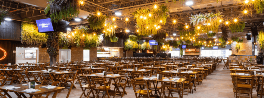 Diversas opções de espetinhos na brasa, espaço repleto de plantas, música ao vivo, clima familiar e área kids.