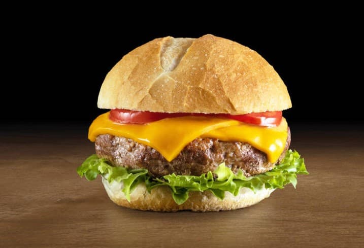 O Madero Steak House oferece um serviço completo em um ambiente perfeito para qualquer ocasião, seja para negócios, encontrar os amigos ou reunir a família. 

O cardápio criativo conta com ampla variedade de pratos, incluindo entradas, saladas, sanduíches, carnes grelhadas, massas de primeira linha com o cardápio “Legno Ristorante Italiano”, e sobremesas especiais que proporcionam uma experiência única aos nossos clientes. 

Além disso o restaurante oferece opções vegetarianas, veganas e saudáveis assinadas pelo Chef Junior Durski.