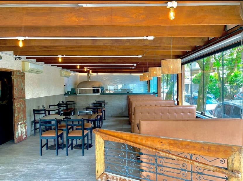 Gastronomia fina de frutos do mar em receitas artesanais e ambiente casual e familiar, com vista da orla.