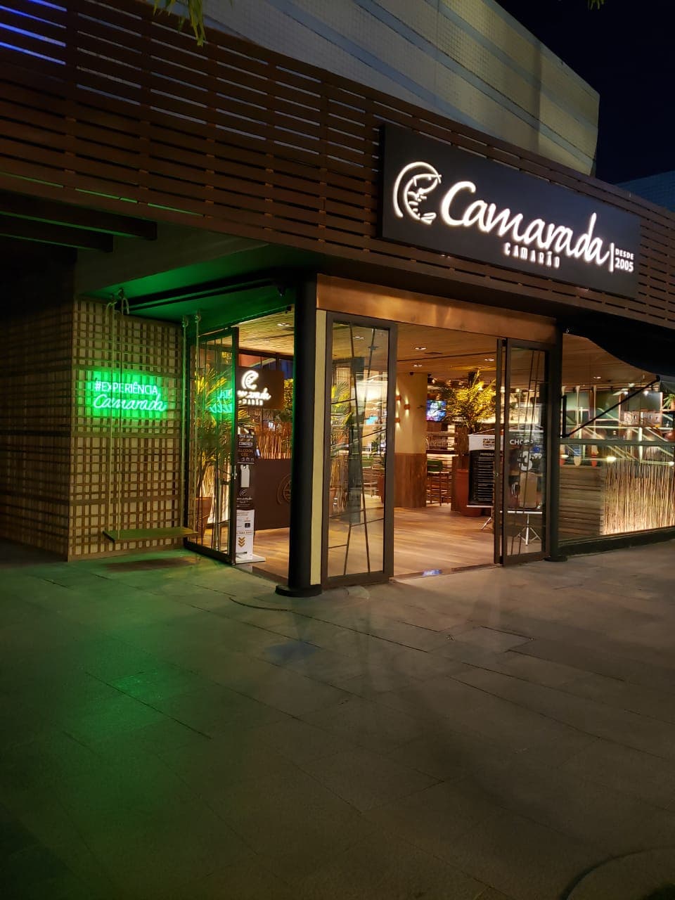 O Camarada Camarão é um restaurante informal, rústico e elegante, decorado com lembranças do mar que inaugurou sua primeira operação em dezembro de 2005 no bairro de Boa Viagem, em Recife-PE. Em 2011, já com um bom recall de marca na cidade e uma operação bem amadurecida, o Grupo Drumattos , empresa-mãe do Camarada Camarão, inicia um projeto de expansão nacional e inaugura sua primeira unidade fora do Recife. Surge então o Camarada no Rio Design na Barra, um dos mais conceituados shoppings cariocas. Em Janeiro de 2014 se inaugura o Camarada Camarão em um dos maiores centros de compras da América Latina, o Shopping Recife. Já em 2016, a família Camarada ganhou mais uma unidade no Rio de Janeiro, inaugurada em Maio no New York City Center, na Barra da Tijuca. Em novembro de 2017, nasce o quinto restaurante Camarada Camarão, a terceira unidade no Recife e nosso maior restaurante, localizada no RioMar Recife.