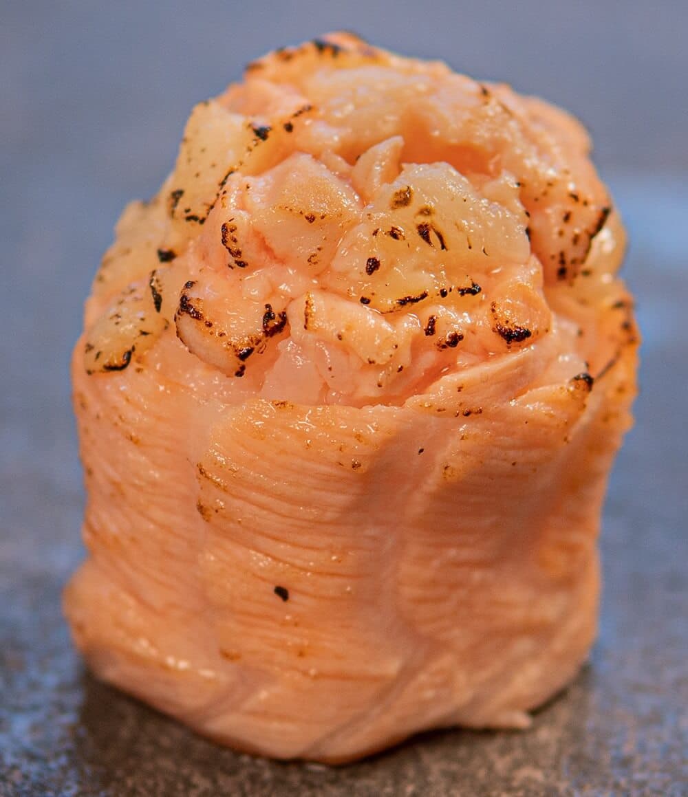 Restaurante intimista de menu japonês atualizado, em ambiente aconchegante com temas orientais descolados.