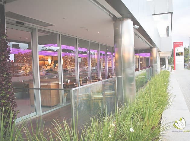 Restaurante japonês à la carte com destaque aos combos e temakis, bebidas e sobremesas, em clima tranquilo.