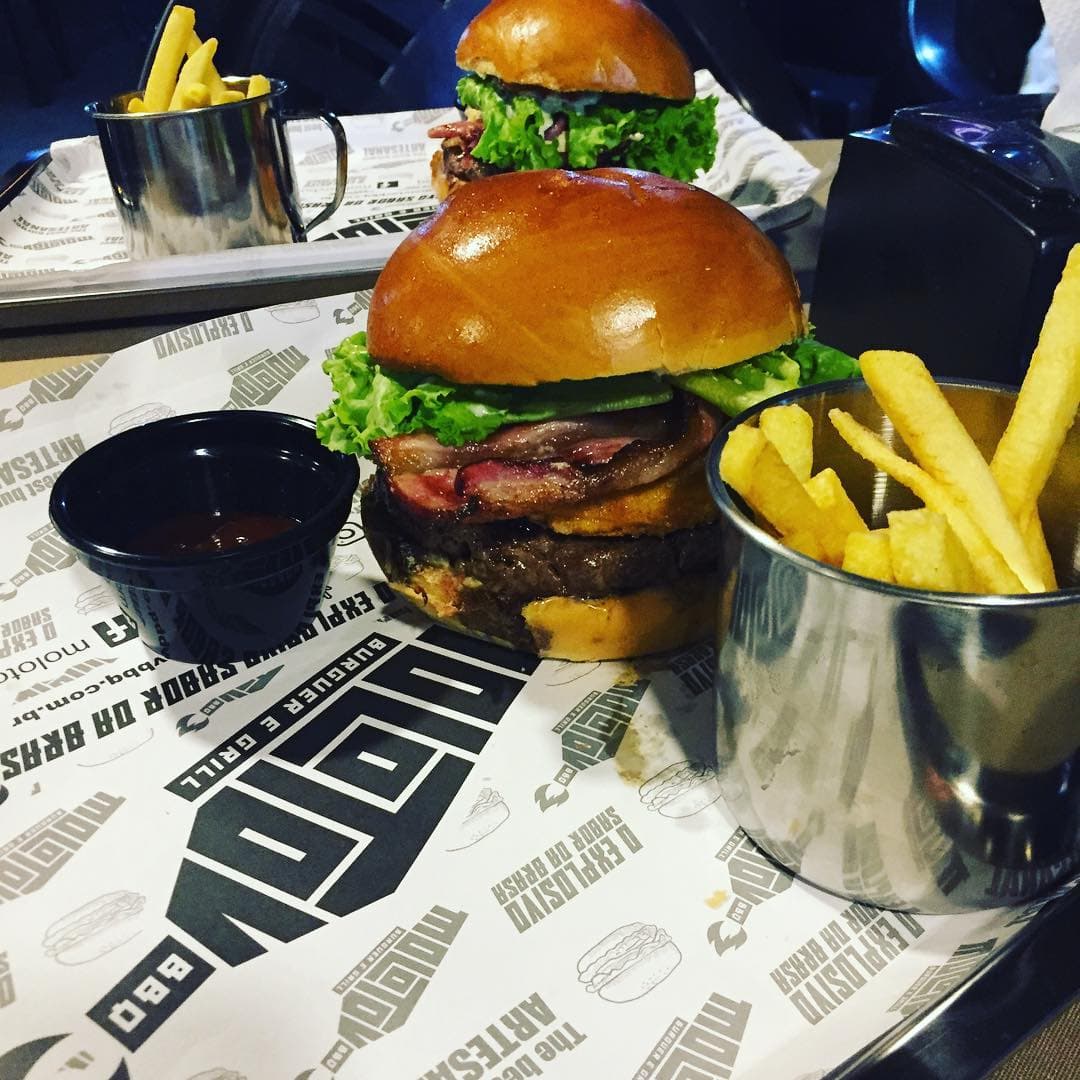 Molotov BBQ Burguer e Gril = Defumados Texanos + Churrasco Argentino + Tempero Goiano. Hamburguer, Jantinha Executiva, Costela e Frango Assados.