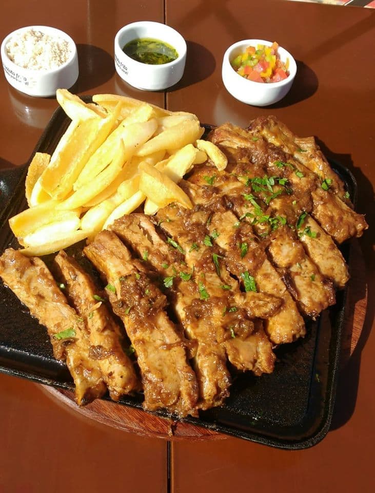 Referência em atendimento, bebidas e gastronomia, apresenta um público descontraído e animado, e conta com a participação de bandas e cantores locais.