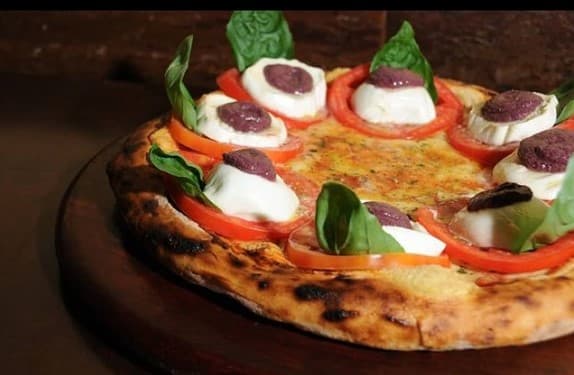 Na A Pizzaria queremos que você tenha a melhor experiência ao apreciar todo o sabor de uma verdadeira pizza. Tradição e qualidade que se iniciam desde a escolha minuciosa dos ingredientes, incluindo o preparo artesanal da massa e ambiente para família e amigos.