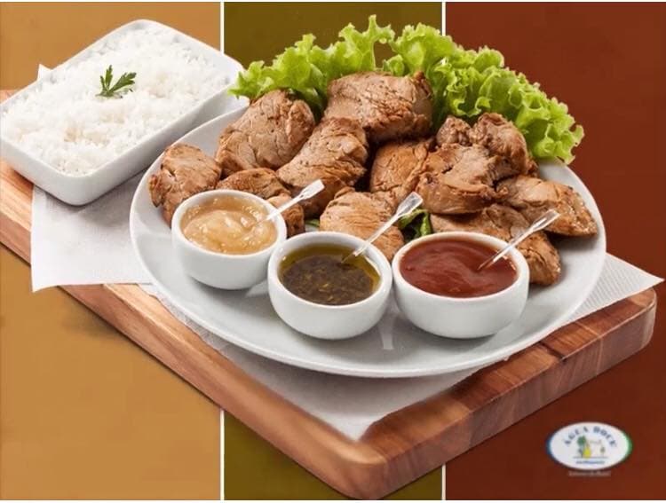 Cadeia de bares acolhedores tem cachaças seletas, pratos da cozinha brasileira e a descontração de confraria.