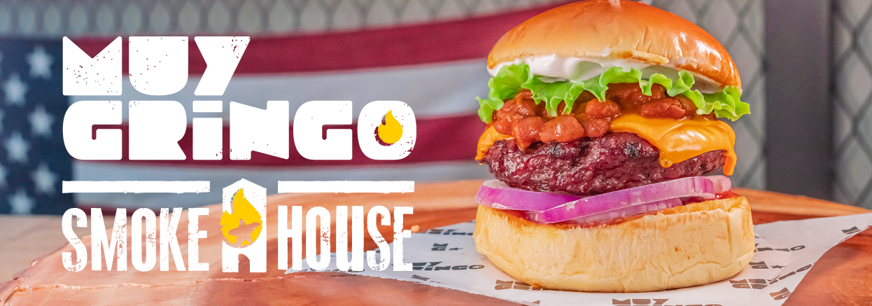 O Restaurante Muy Gringo Smoke House é especializado em carnes defumadas, oferecendo uma experiência culinária única e autêntica.
Nosso Cardápio possui uma variedade de Carnes: A especialidade da casa são as carnes defumadas, incluindo cortes clássicos como costelinha de porco, pulled pork, e frango defumado. É importante destacar o Métodos de Preparação: As carnes são preparadas lentamente em pits de defumação, utilizando madeiras selecionadas que conferem um sabor autêntico. Acompanhamentos Tradicionais: Além das carnes, o cardápio inclui acompanhamentos típicos como pinto beans (feijão doce) ao estilo BBQ, salada de repolho (coleslaw), milho grelhado, e mac'n'cheese.
Molhos Artesanais: Uma variedade de molhos feitos na casa, desde opções mais doces até as mais picantes, para complementar perfeitamente as carnes.
Nossos Diferenciais:
•	Autenticidade: Compromisso com a autenticidade dos sabores e métodos de defumação, trazendo a verdadeira experiência de um smokehouse americano.
•	Ingredientes de Qualidade: Uso de carnes selecionadas e ingredientes frescos para garantir a melhor qualidade em cada prato.
•	Ambiente Familiar: Perfeito para famílias, grupos de amigos ou encontros especiais, oferecendo um espaço agradável para todos os tipos de público.
