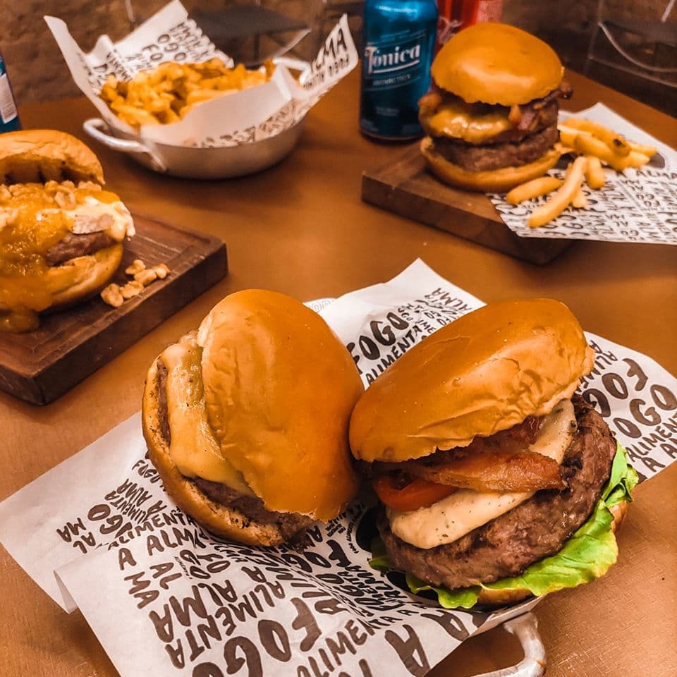 Nós acreditamos nas pessoas e nos relacionamentos. E que a mistura de sabores pode criar felicidade. Foi assim que o Bença nasceu, da união das nossas experiências na cozinha e da vontade de reunir amigos. Cozinhamos nossos produtos como quem cozinha para a própria família - que inclusive nossos pais e avós nos ensinaram muito do que sabemos na cozinha - e fazemos o máximo dos ingredientes com nossas próprias mãos e experiências. Respeitamos e admiramos o fogo. Respeitamos o tempo que ele leva para transformar cada alimento, seu sabor, sua textura. Acreditamos na qualidade e não na quantidade; e que comida feita como em casa, com todo carinho, é muito melhor. Que a felicidade está nas pequenas coisas, nos pequenos momentos, que as melhores coisas da vida nem são coisas. Acreditamos que boa música, boa bebida e boa comida devem ser compartilhadas com os amigos. Acreditamos que os nossos bairros tem pessoas, sabores e ingredientes que podem e devem fazer parte das nossas vidas. Que um sorriso cura muita coisa (se não curar, tente um abraço!).