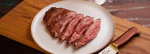 O Pobre Juan é referência em parrilla argentina no Brasil, há mais de 20 anos. A casa oferece cortes macios, suculentos e saborosos, acompanhamentos e sobremesas incríveis, além de vinhos de diversas safras, uvas e países. Ambientes elegantes e acolhedores criam o cenário ideal para encontros especiais, celebrações ou simplesmente para quem busca transformar uma refeição em um momento único.